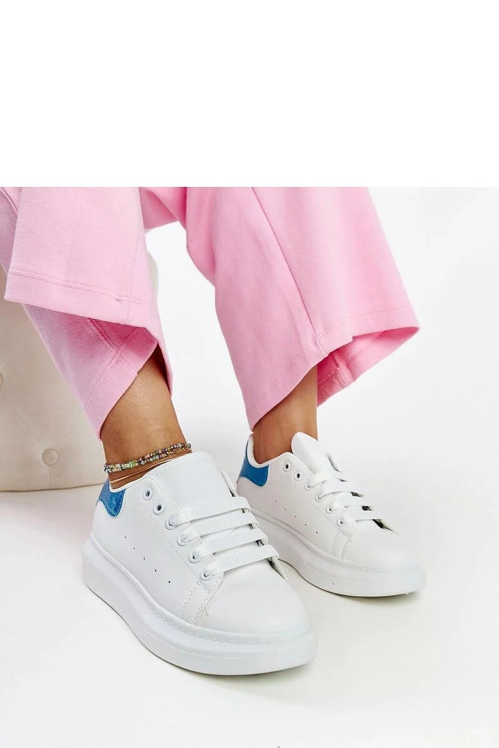 Baskets mode femmes style décontracté cuir synthétique blanche bleu pailleté semelle épaisse fermeture lacets perforations