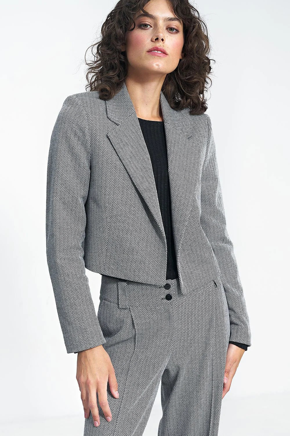 blazer femme courte croppée col tailleur épaules structurées chevrons gris noir texturé ajustée manches longues pantalon taille haute coordonné