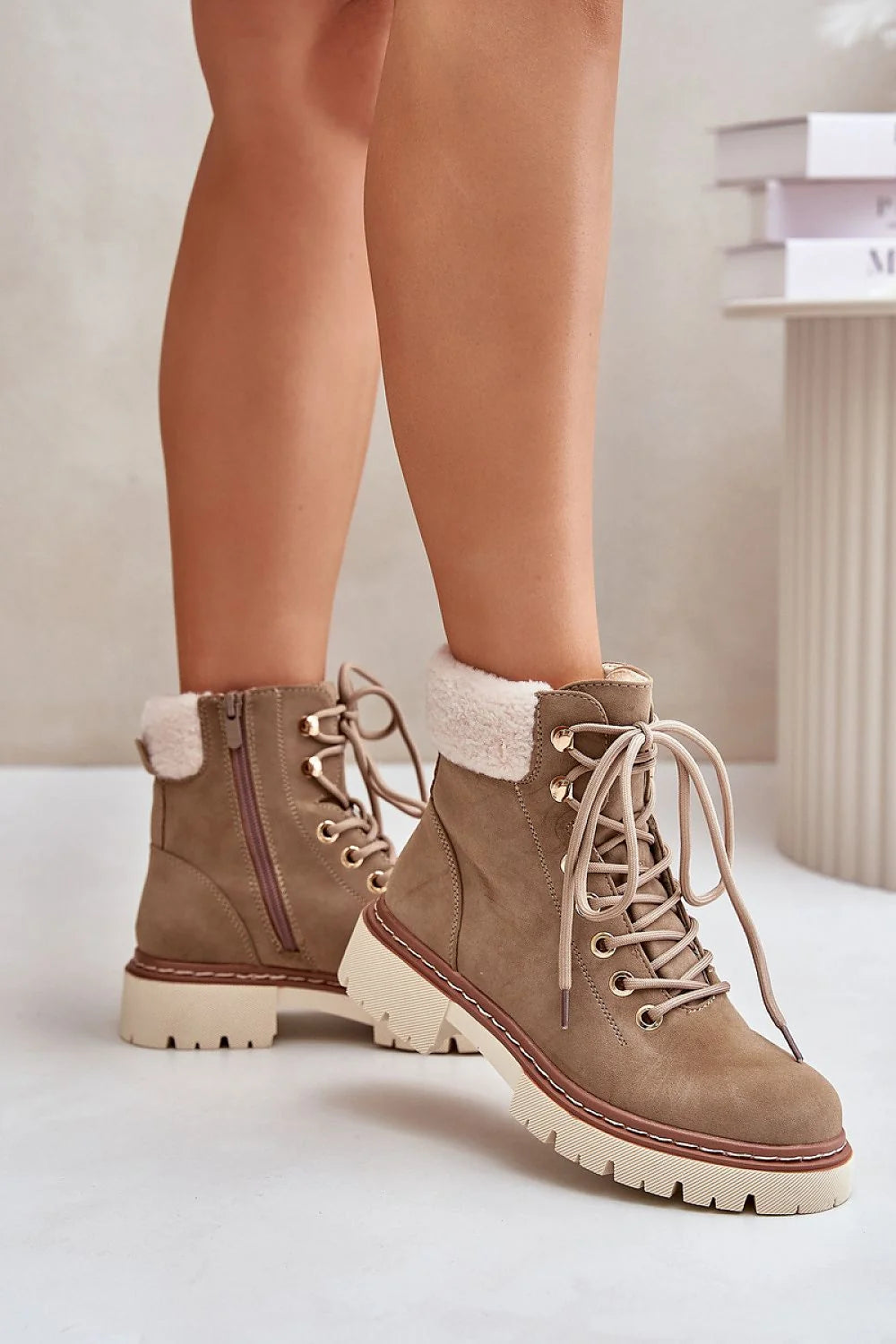 bottines trappeur femme daim taupe montantes col sherpa crème doublure lacets métalliques zip latéral semelle crantée beige talon modéré