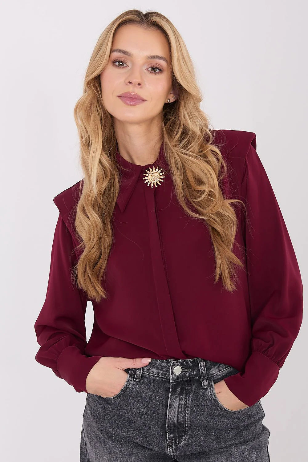 chemise manches longues bordeaux satinée fluide viscose polyester élasthanne col classique plastron fermeture invisible broche soleil dorée