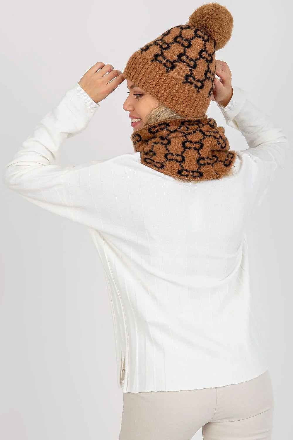 Ensemble hiver mode femme bonnet snood motif noir brun caramel pompon tricoté doux chaud