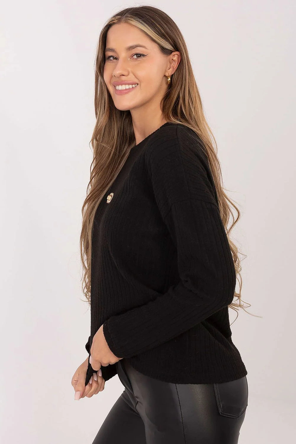 pull femme col rond côtelé manches longues coupe droite maille noire extensible coton élasthanne badge métallique doré minimaliste polyvalent confortable