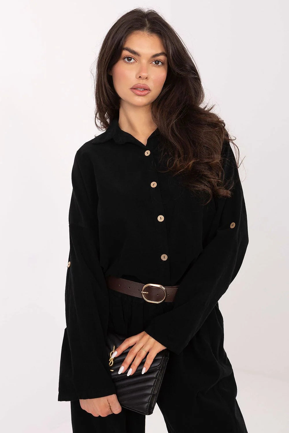 chemise femme oversize noire col classique manches longues ceinturée marron boucle dorée boutons bois velouté polyester fluide élégante