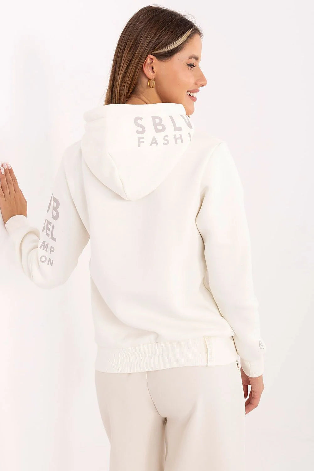 sweatshirt femme capuche ivoire molleton mélange coton polyester coupe relaxed poche kangourou cordons embouts métalliques ourlets poignets côtelés imprimé discret