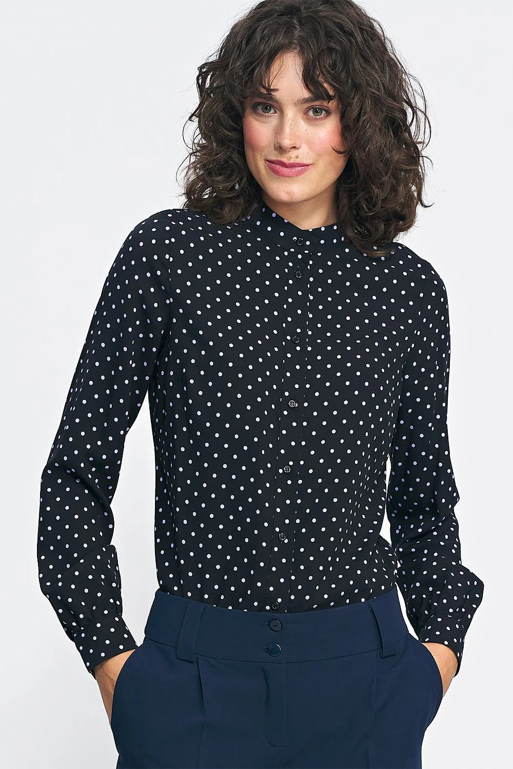 Chemise femme longues manches boutonnée col montant pois blancs sur fond noir 100% viscose élégante professionnelle