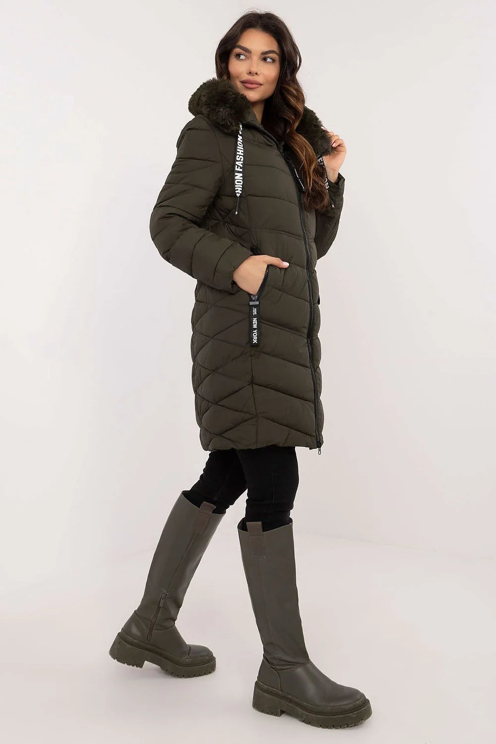 Manteau d'hiver pour femme longue coupe droite en polyester faux fourrure kaki foncé capuche cordon inscriptions surpiqûres matelassées