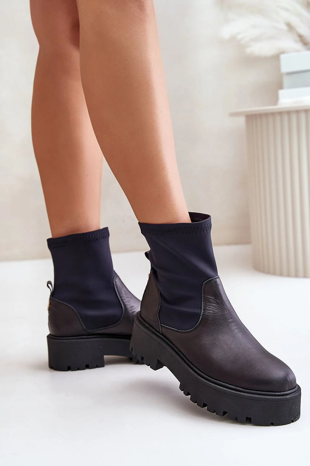 Bottes pour femmes design moderne épuré cuir et néoprène noir talon plat plateforme confortable style contemporain polyvalent