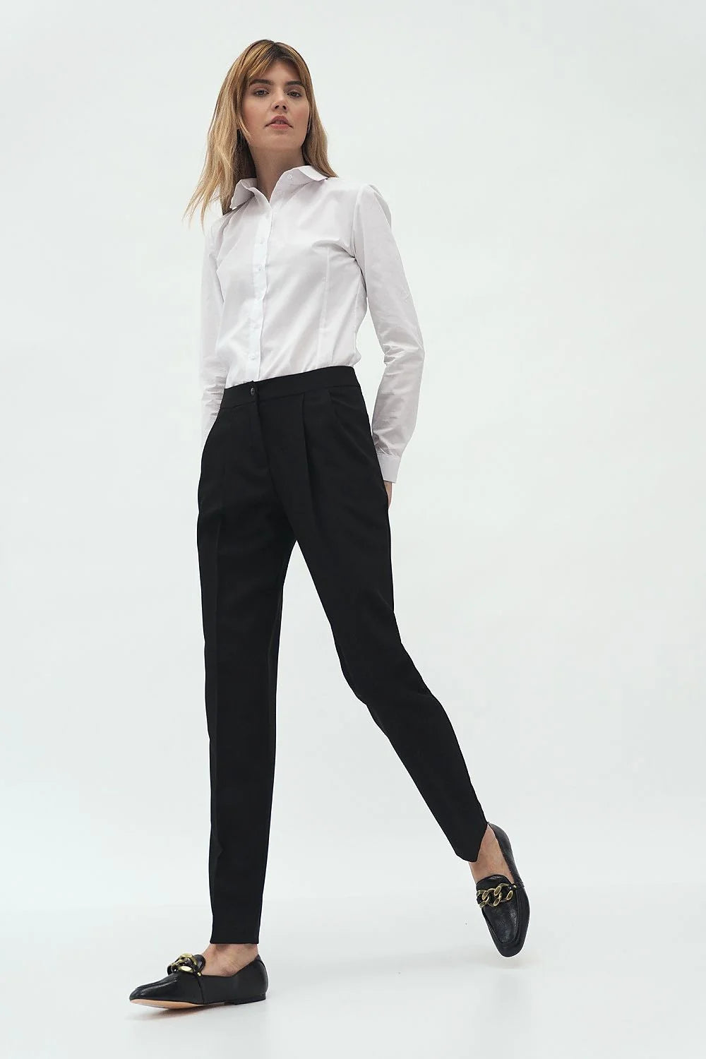 Chemise femme blanche coton polyester élégante ajustée vintage classique versatile poignets boutonnés chic