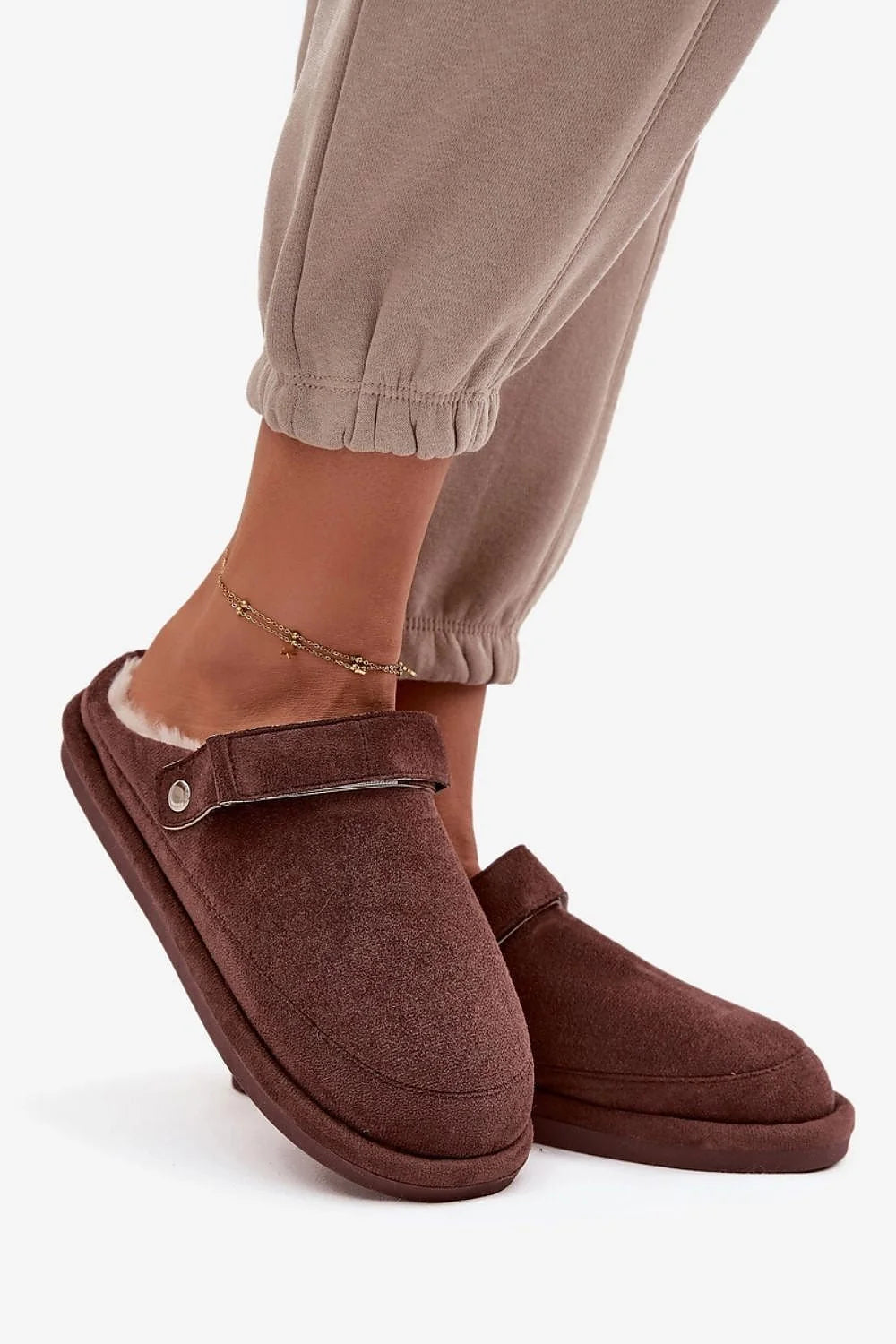 pantoufles mules femmes suédine éco chocolat bout fermé arrondi talon ouvert fourrure crème doublure bride réglable velcro semelle caoutchouc antidérapante