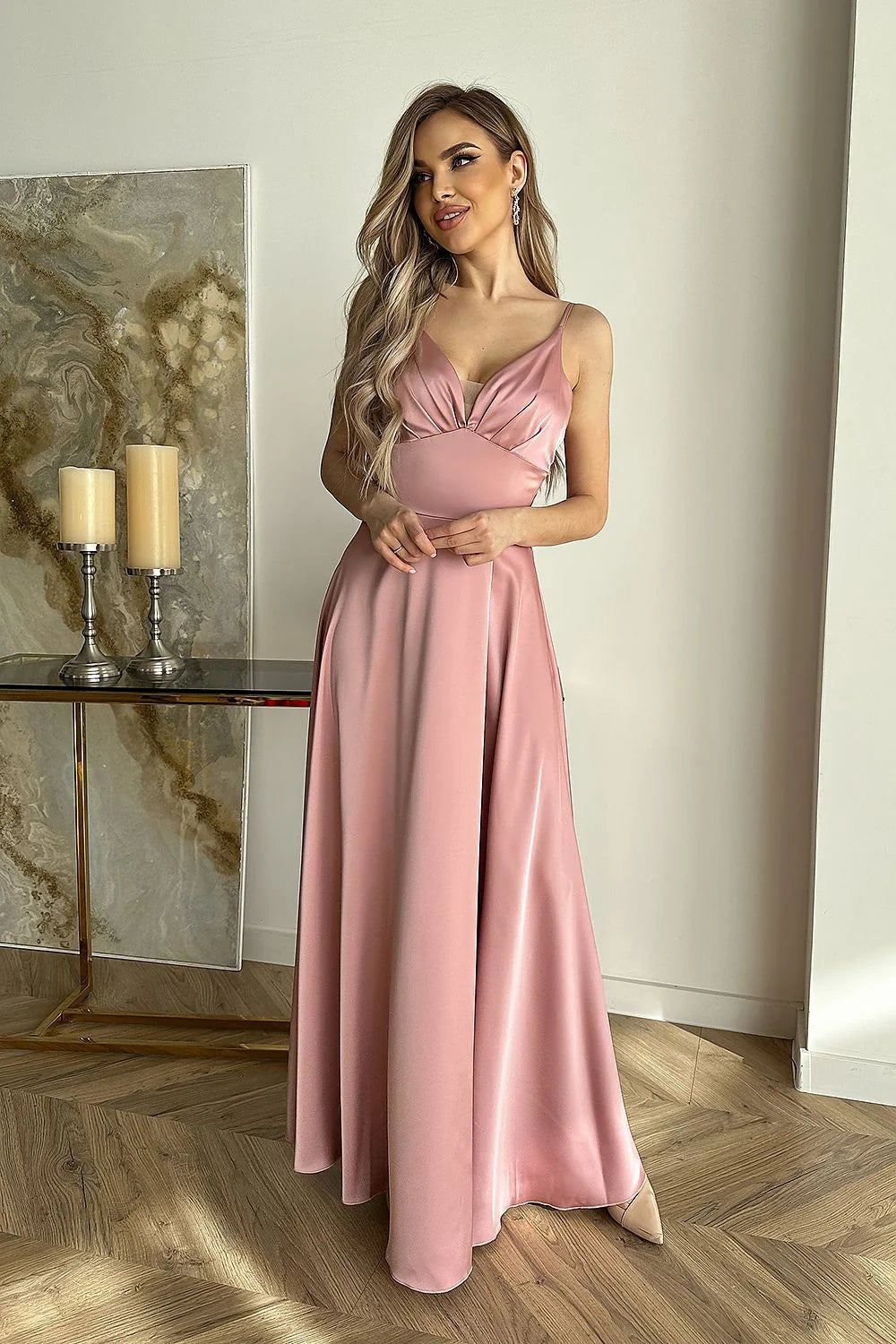 Robe de soirée élégante longue en satin rose poudré encolure en cœur fines bretelles coupe évasée pour femme