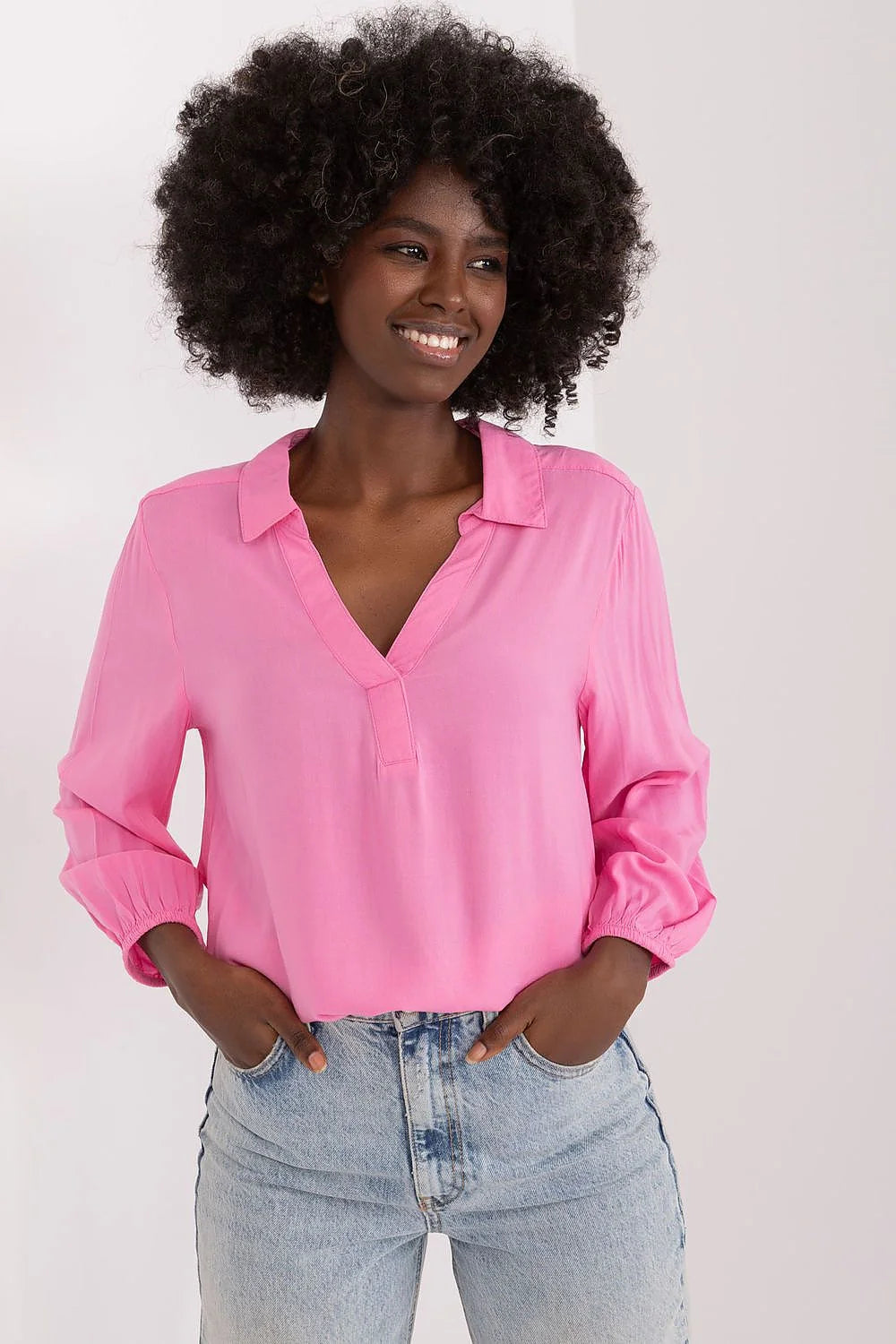 Chemisier Sublevel en viscose rose vif, manches longues élastiquées, col V-shirt, style décontracté moderne, coupe ample pour femmes