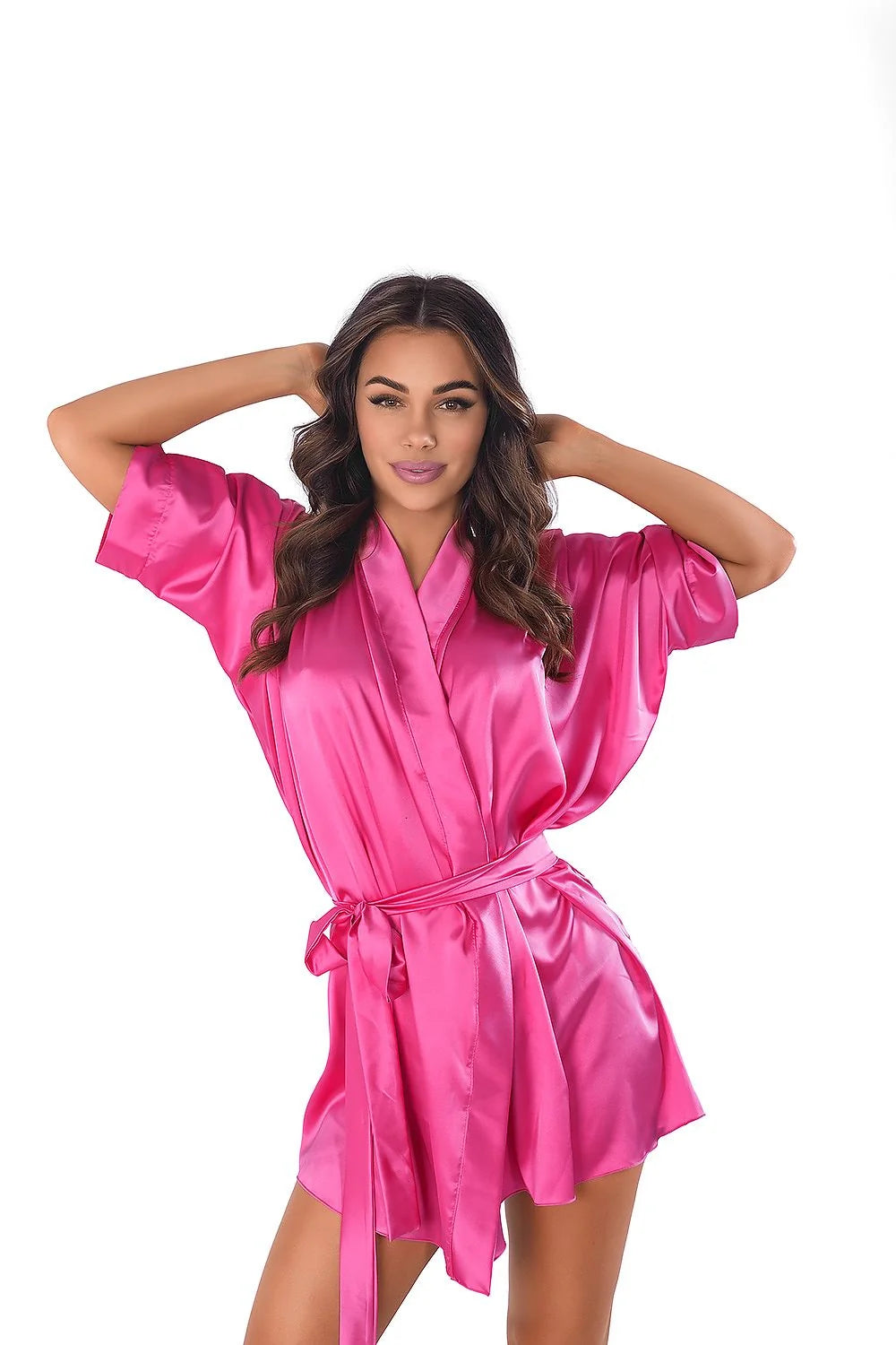 Robe de chambre Anais courte en satin rose vif style kimono manches chauve-souris coupe ample ceinture intégrée femmes