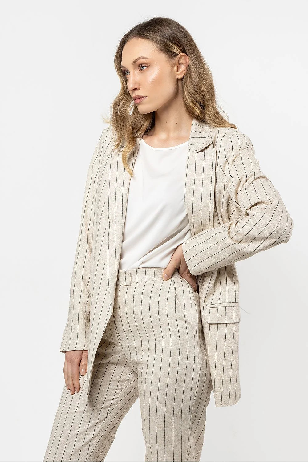 Veste en lin à rayures beige clair pour femme, style tailleur structuré, coupe longue, épaulettes, pantalon assorti, printemps été