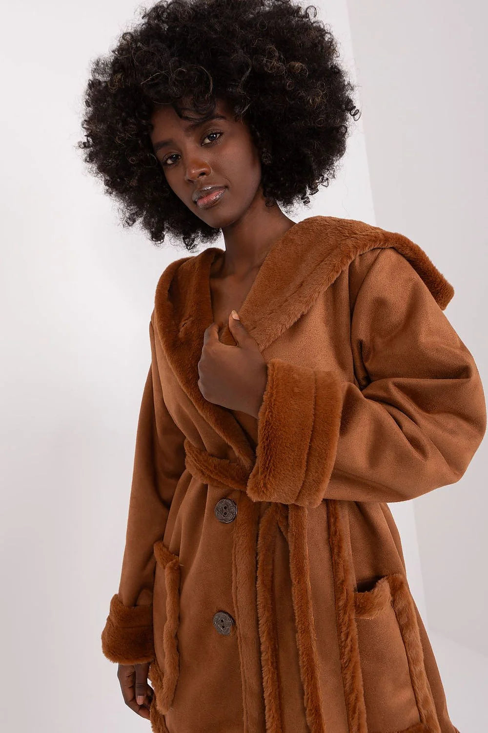 Manteau pour femme Lakerta en faux suède marron, capuche fourrure, style décontracté-chic, coupe ample, boutons classiques, poches plaquées, mode hiver élégant
