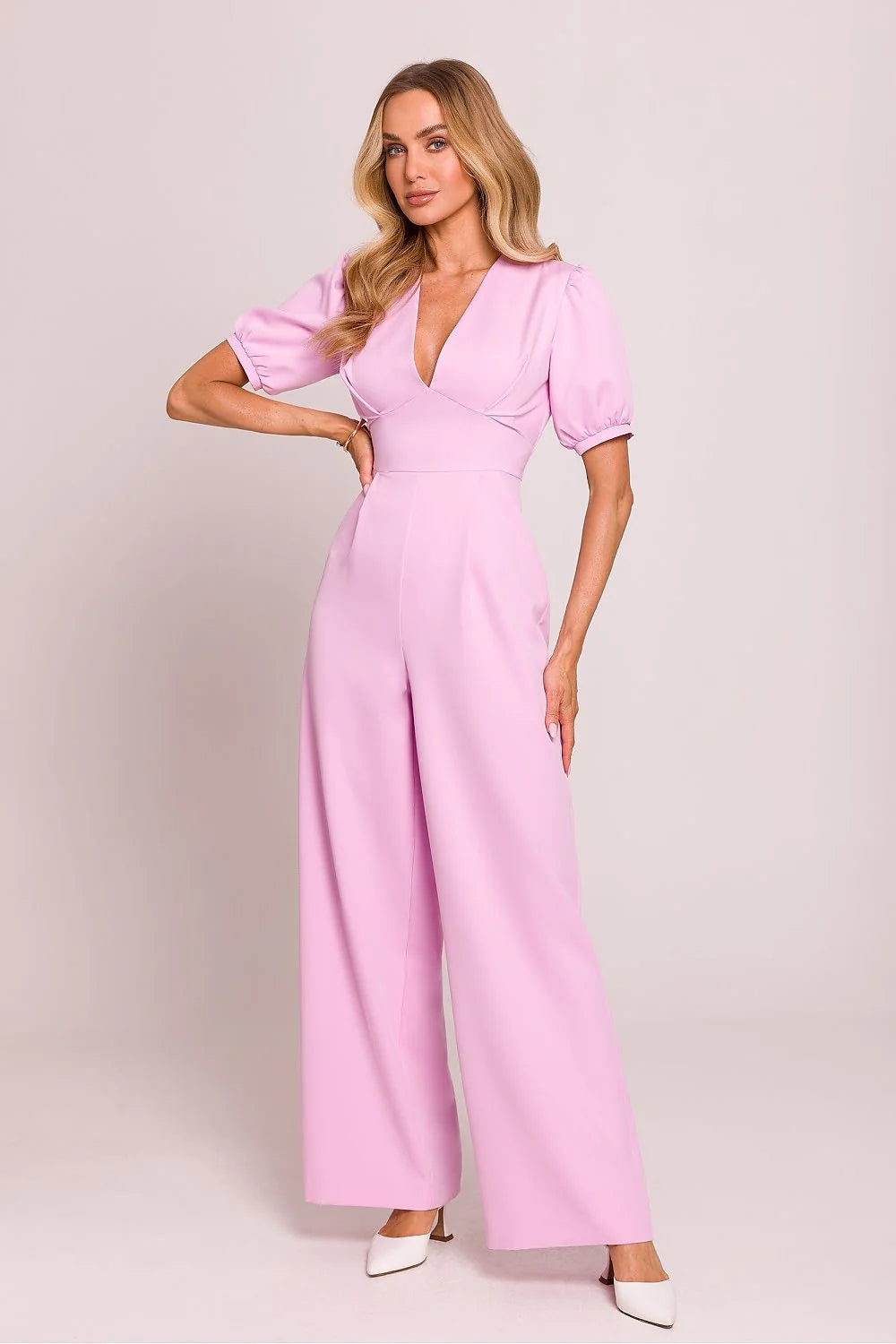 Combinaison élégante pour femme coupe féminine profond décolleté V manches bouffantes jambes larges couleur rose pastel occasion formelle