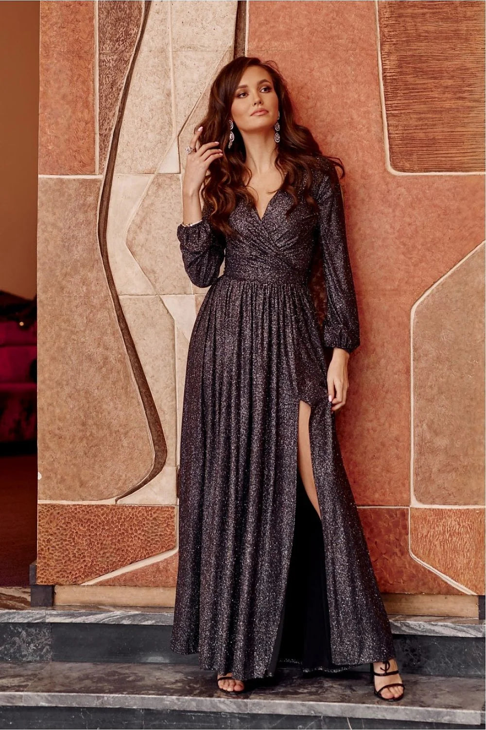 Robe longue élégante pour femmes occasion formelle design V croisé fente haute manches longues maille métallisée noire soirée cocktail