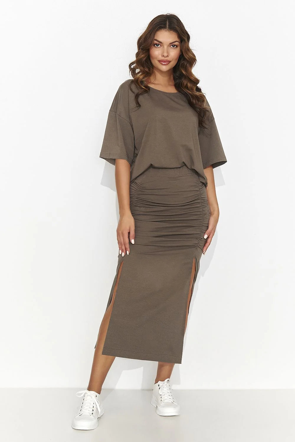 Ensemble de mode féminin élégant et confortable pour femme, coupe ample, jupe crayon, fentes latérales, couleur taupe, tissu doux et respirant