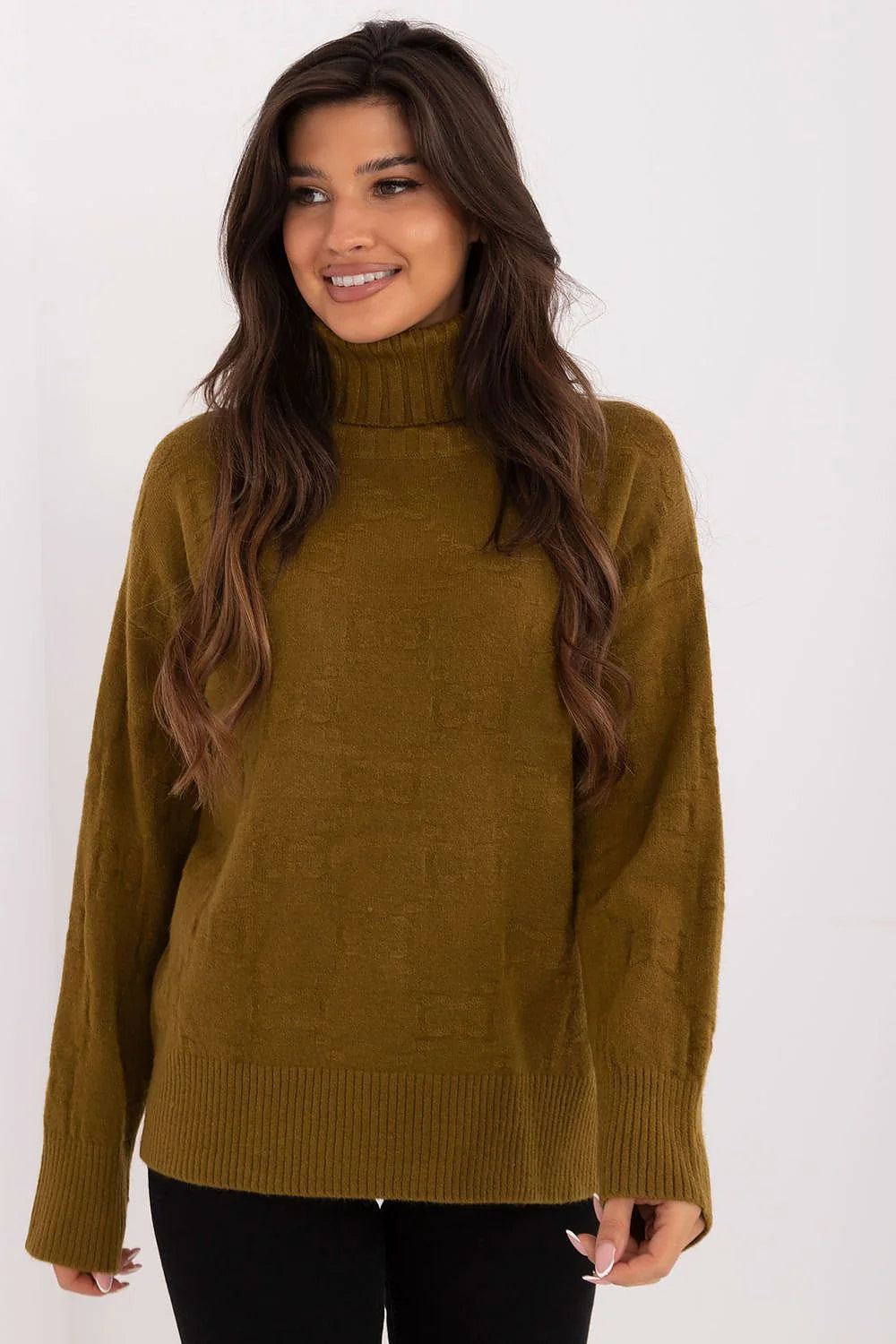 Pull col roulé femme en acrylique, polyester et polyamide, couleur marron chaud, coupe droite et ample, manches longues, finitions côtelées, style décontracté et élégant