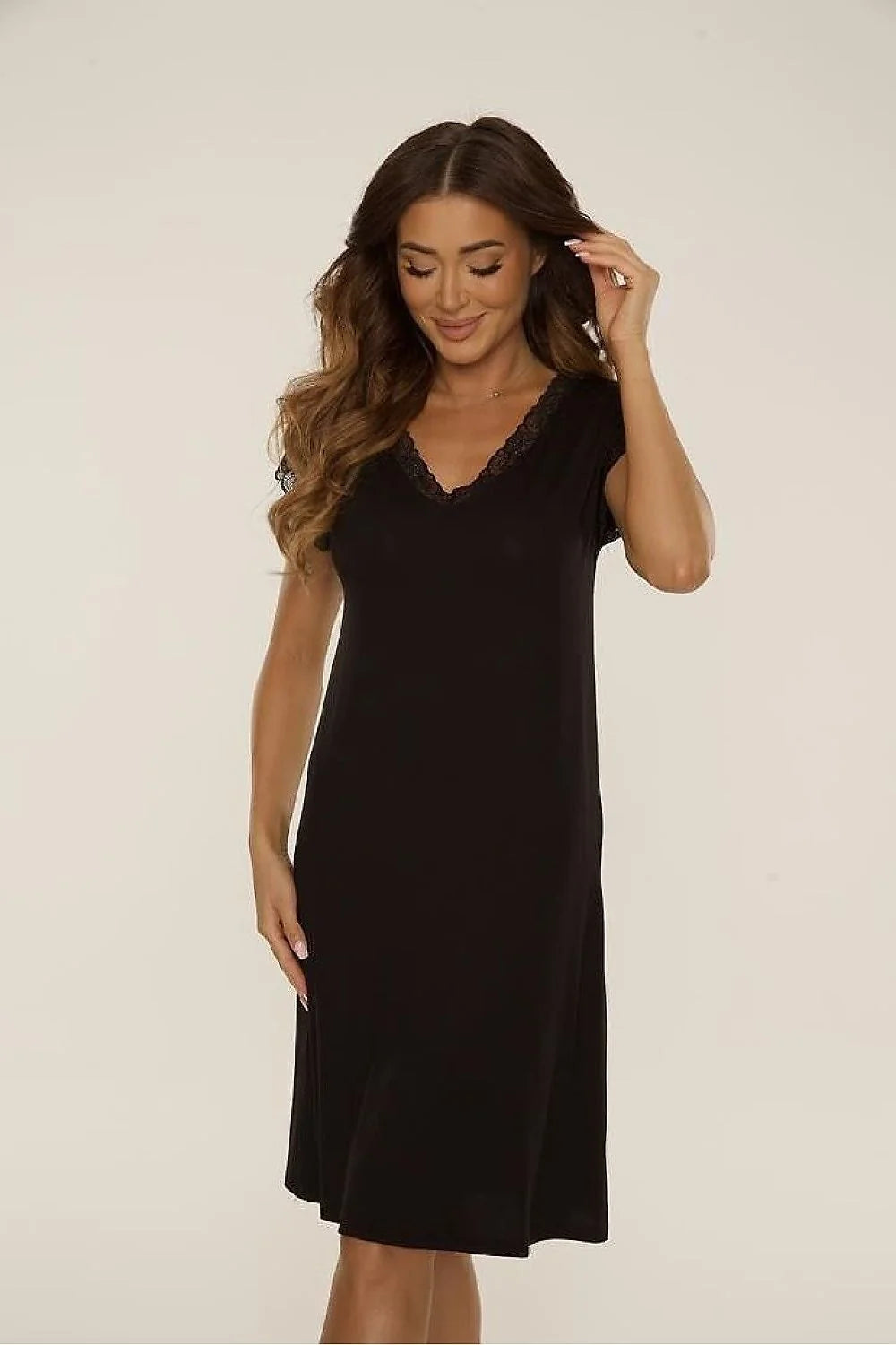robe noire élégante manches courtes encolure V dentelle longueur genou coupe fluide confortable respirante mélange coton viscose polyvalente intemporelle féminine