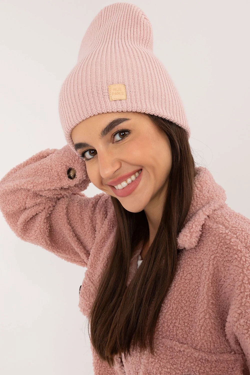 Bonnet Rue Paris en acrylique rose pâle, style beanie, ajusté, écusson discret, confortable, mode, femme