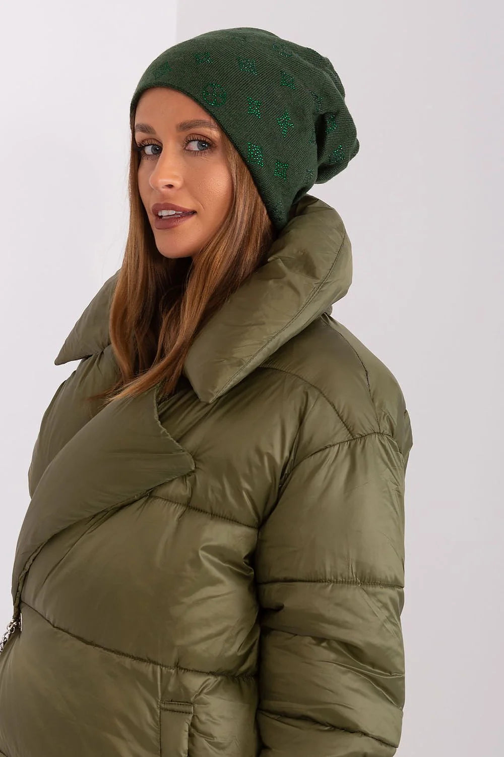 Bonnet d'hiver pour femme en cachemire et acrylique, style classique, ajusté, vert forest, applications décoratives en strass, matières luxueuses, confort optimal, idéal pour les froids hivernaux