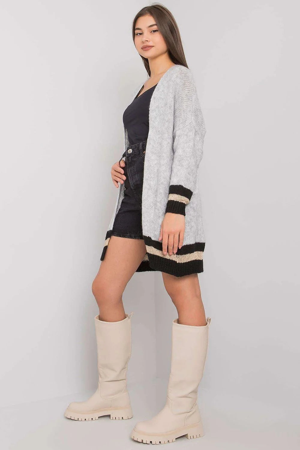 Cardigan femme en maille douce gris clair style décontracté confort automne hiver sans boutons