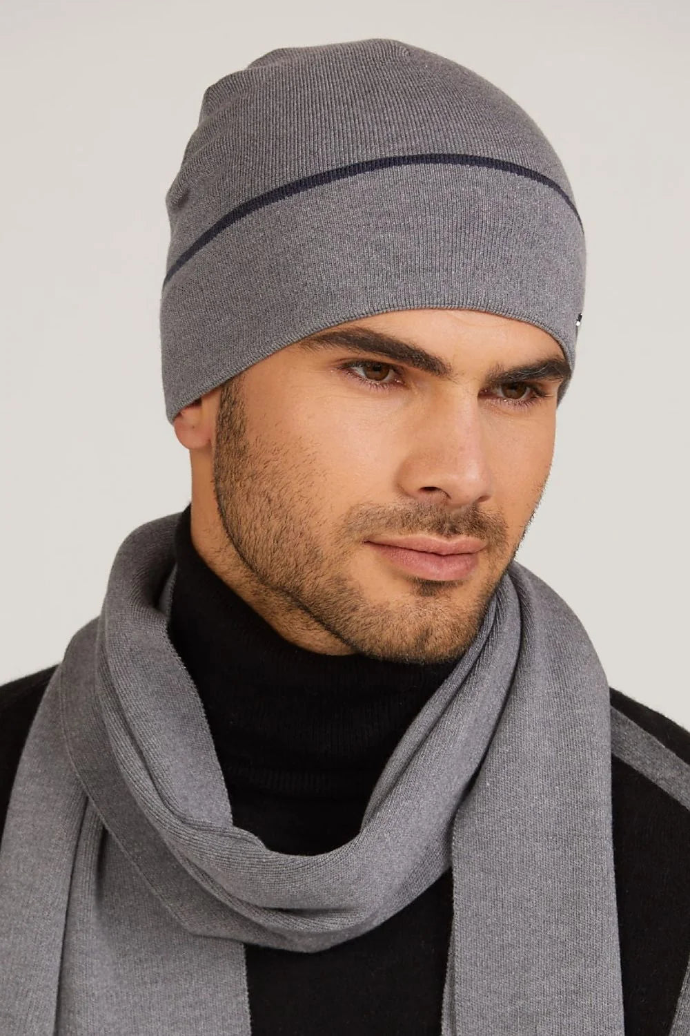 Bonnet et écharpe assortis Kamea pour femme, style moderne, matériau doux, couleur grise, bande contrastante, logo métallique, idéal pour l'automne et l'hiver