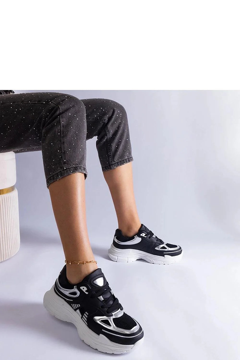 Baskets cuir synthétique modernes confortables semelle épaisse pour femmes élégantes et sportives au quotidien