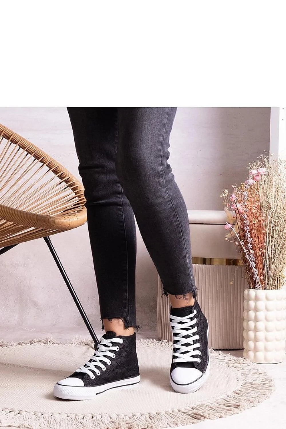 Baskets montantes femme design classique noir semelle blanche lacets blancs conforturable tige haute streetwear casual