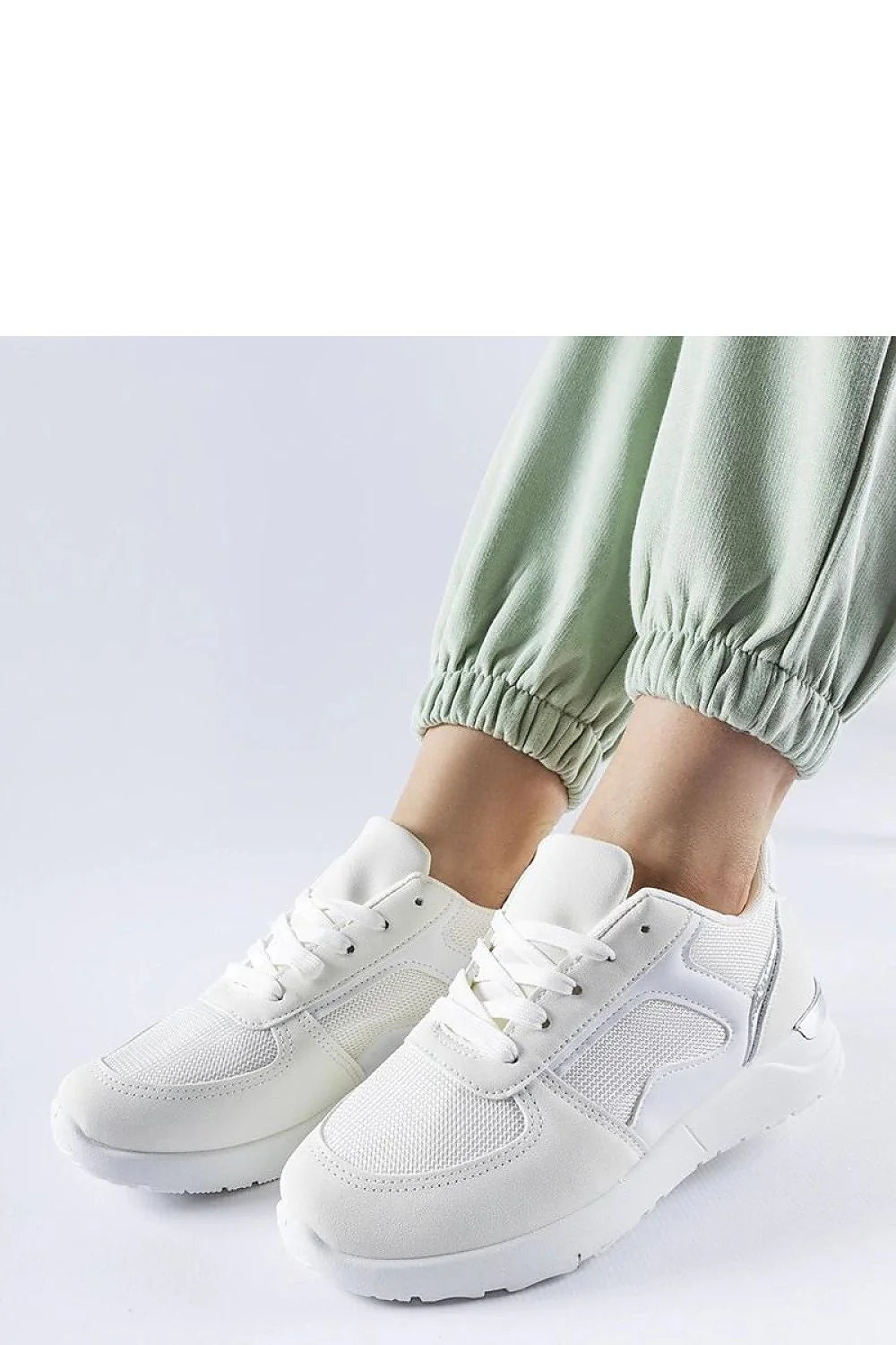 baskets femme blanches argentées minimalistes respirantes mesh similicuir bout rond lacets blancs semelle épaisse amortie adhérente sport chic polyvalente légère
