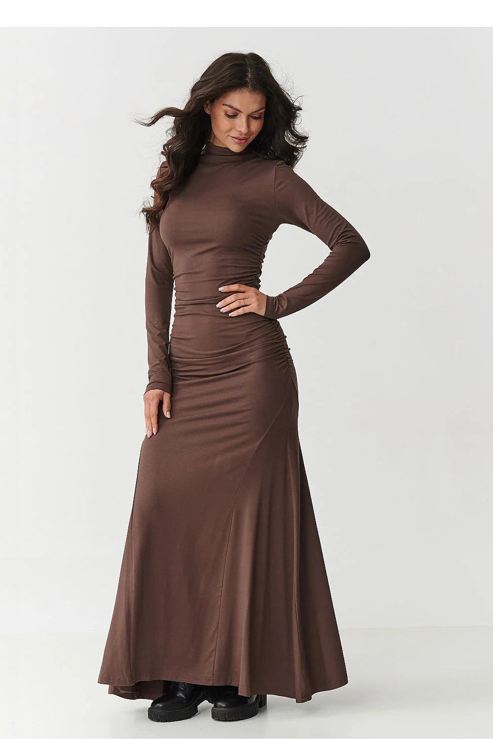 robe longue maxi manches longues col montant viscose élasthanne coupe ajustée jupe évasée fronces taille gainante bordeaux chocolat