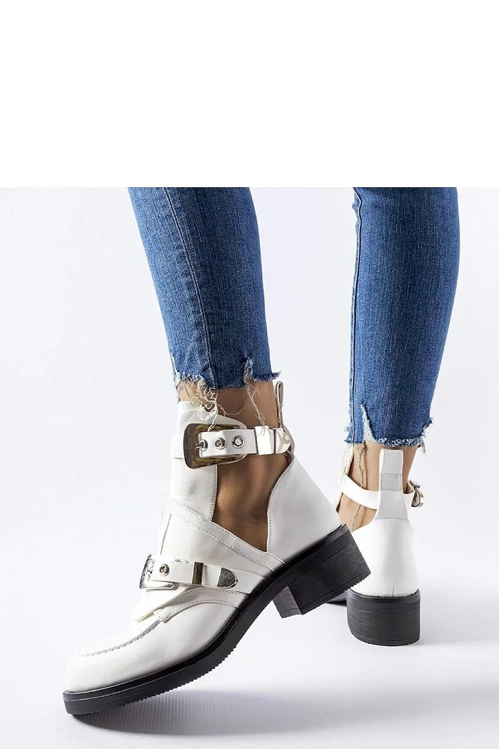 Bottines pour femmes blanches cuir synthétique haute découpes latérales boucle métallique talonnettes élevées moderne audacieux