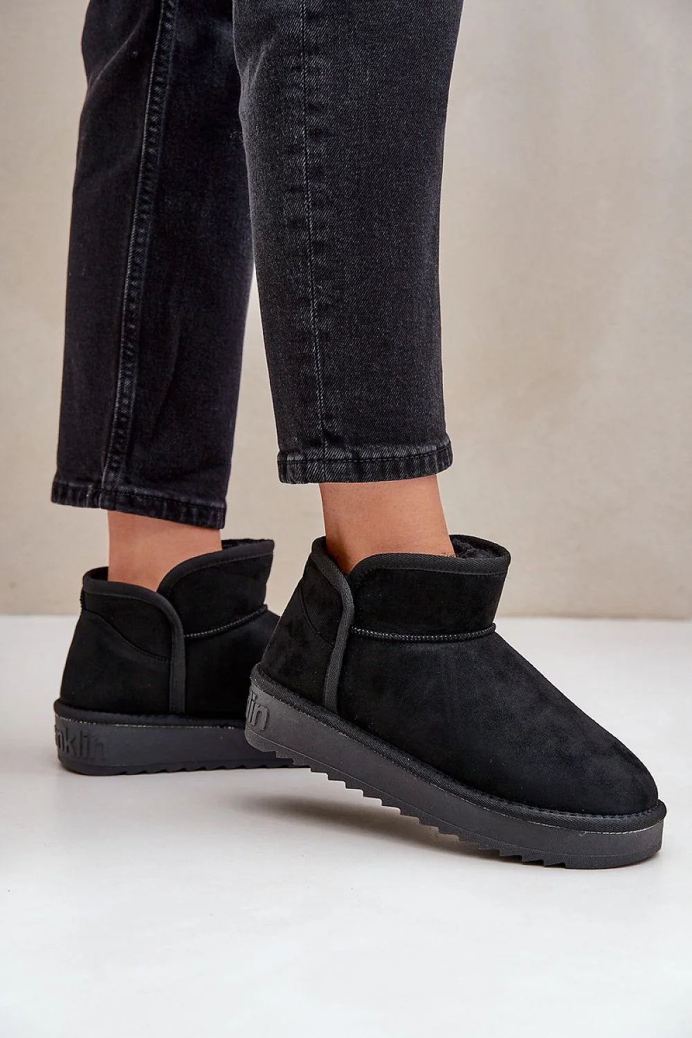 Bottes de neige microfibre pour femmes, style moderne, couleur noire, confort hivernal, semelle caoutchouc, doublure douce, looks élégants, design épuré