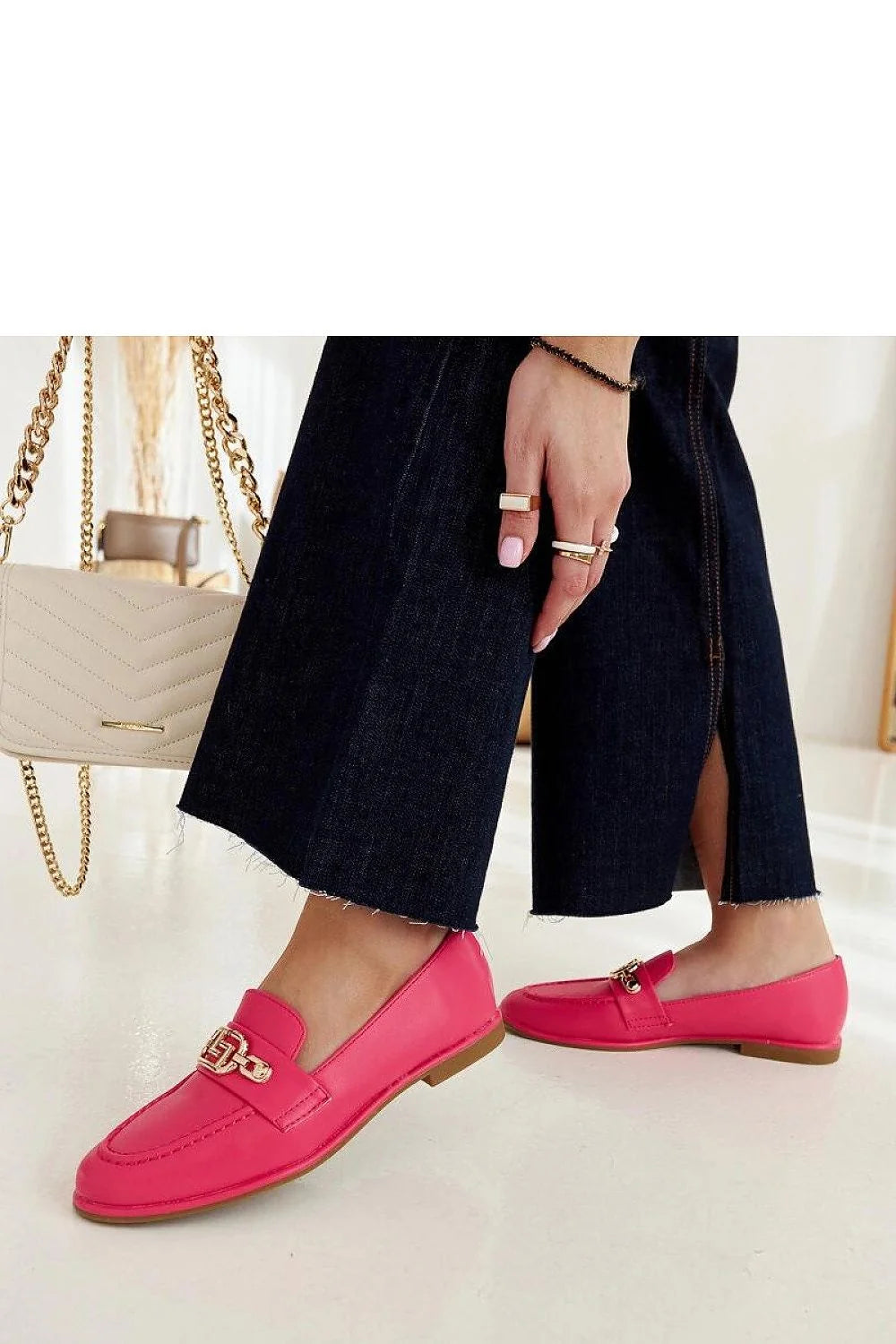 Mocassins femme rose vif design moderne style élégant cuir synthétique semelle naturelle doré métal chaîne occasion estivale