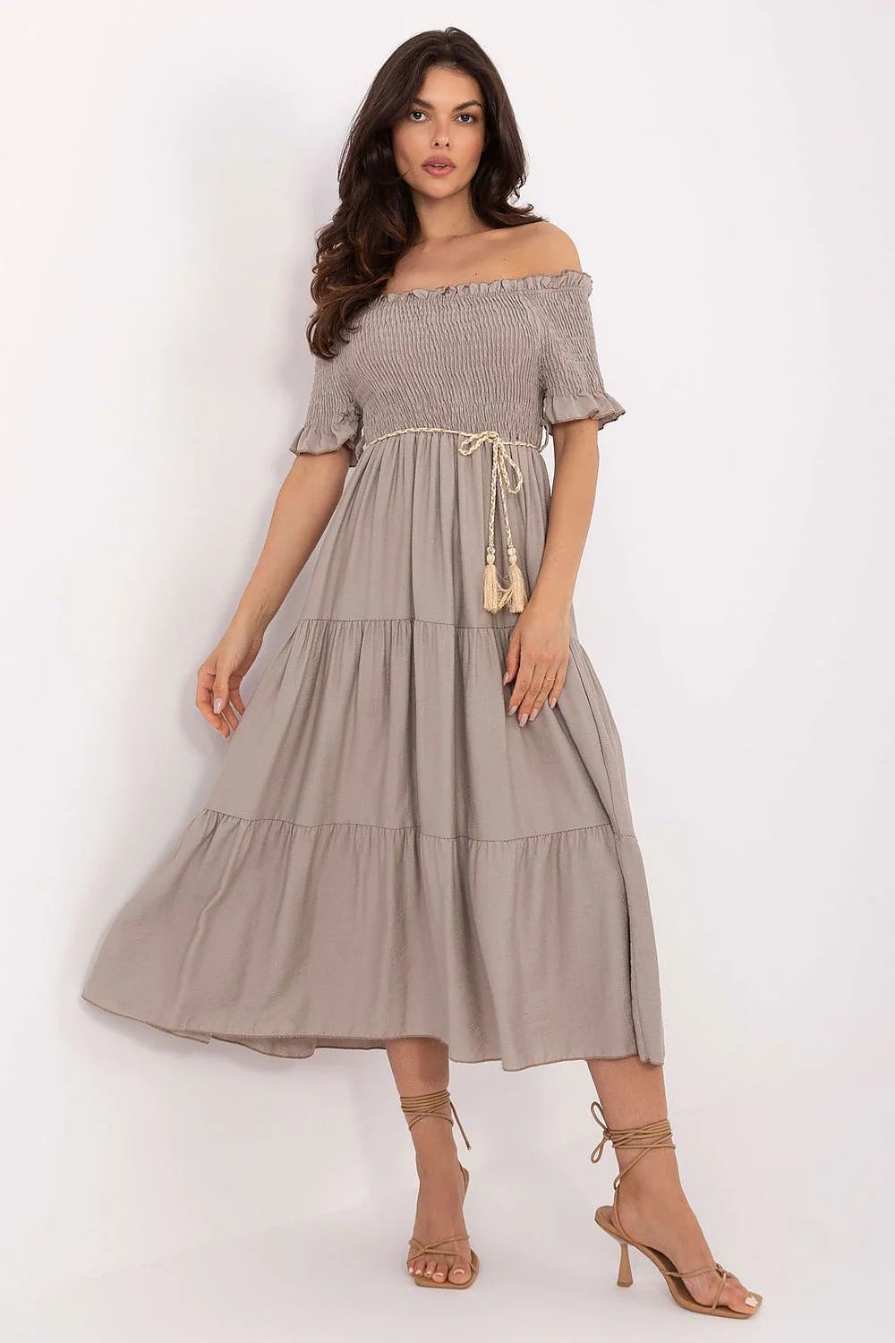 Robe de jour Italy Moda élégante beige taupe style bohème manches courtes smockées jupe en volants ceinture à pompons
