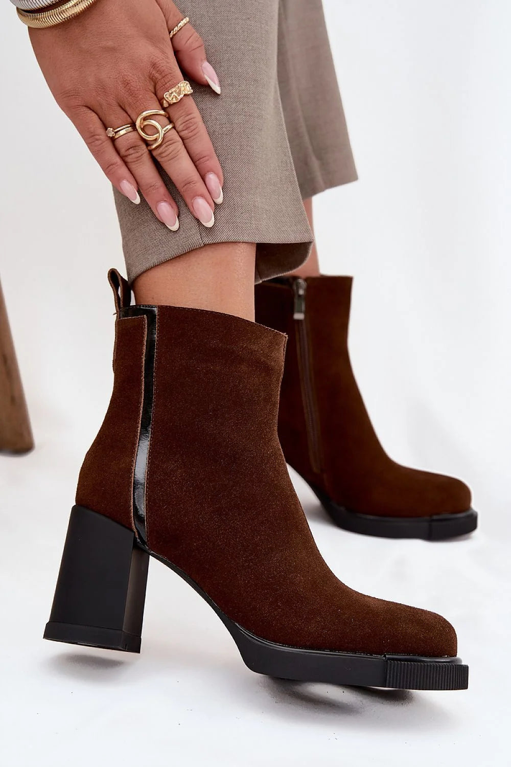 bottes talon bloc sculpté cuir suédé daim marron chocolat tige cheville fermeture éclair semelle caoutchouc noir