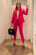 Veste Cabba blazer féminine fuchsia ajustée blazer boutons dorés taille ajustable pantalon cigarette femme moderne élégant