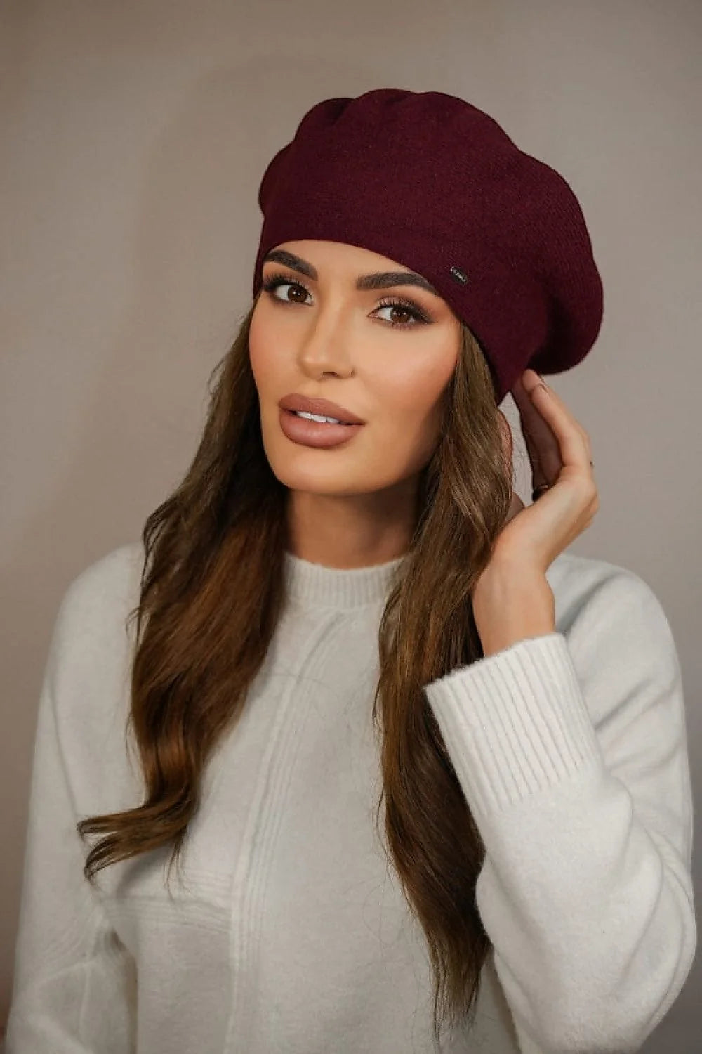 béret femme laine bordeaux maille chaud mélange polyamide élégant classique intemporel coupe ajustée bord tricoté médaillon métallique parisien confort douceur