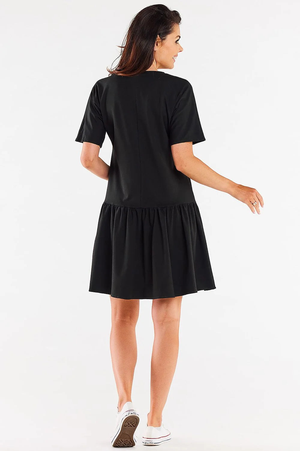 robe noire élégante moderne minimaliste fluide jersey douce confortable coupe ample oversize encolure V manches courtes volant bas polyvalente décontractée
