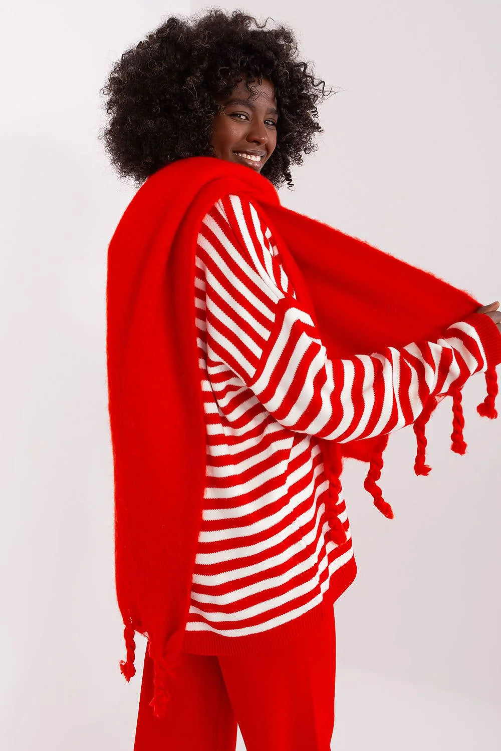 écharpe rouge longue polyester résistant pompons franges grosse maille oversize chaude douce moelleuse généreuse enveloppante polyvalente marin décontractée