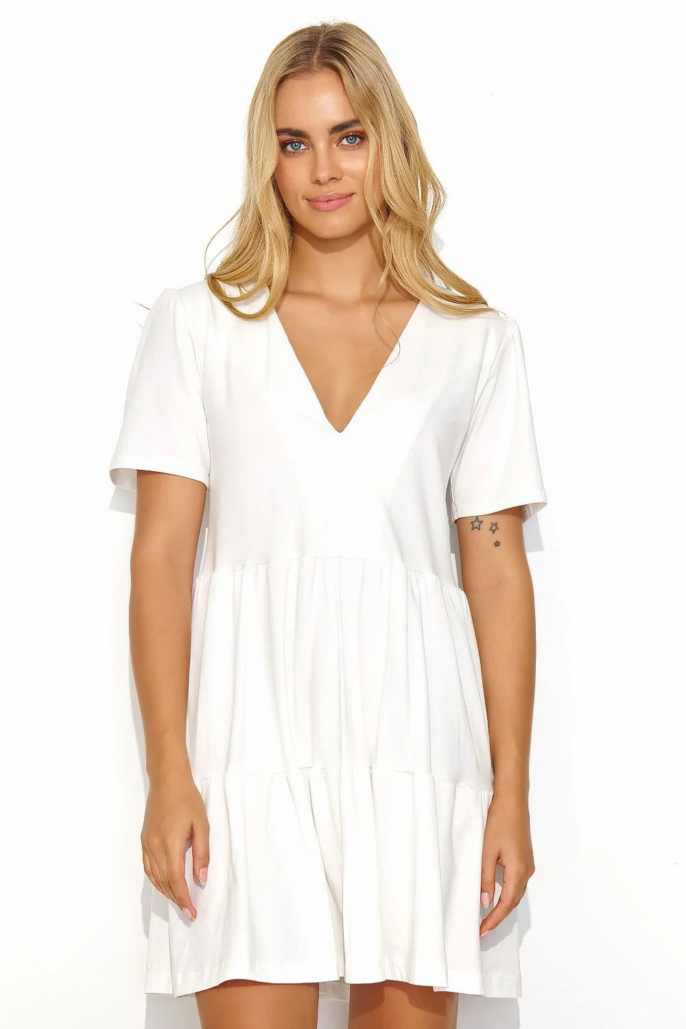 Robe de jour Makadamia en maille légère manches courtes encolure en V finitions minimalistes couleur blanc immaculé pour femmes occasionnelles été