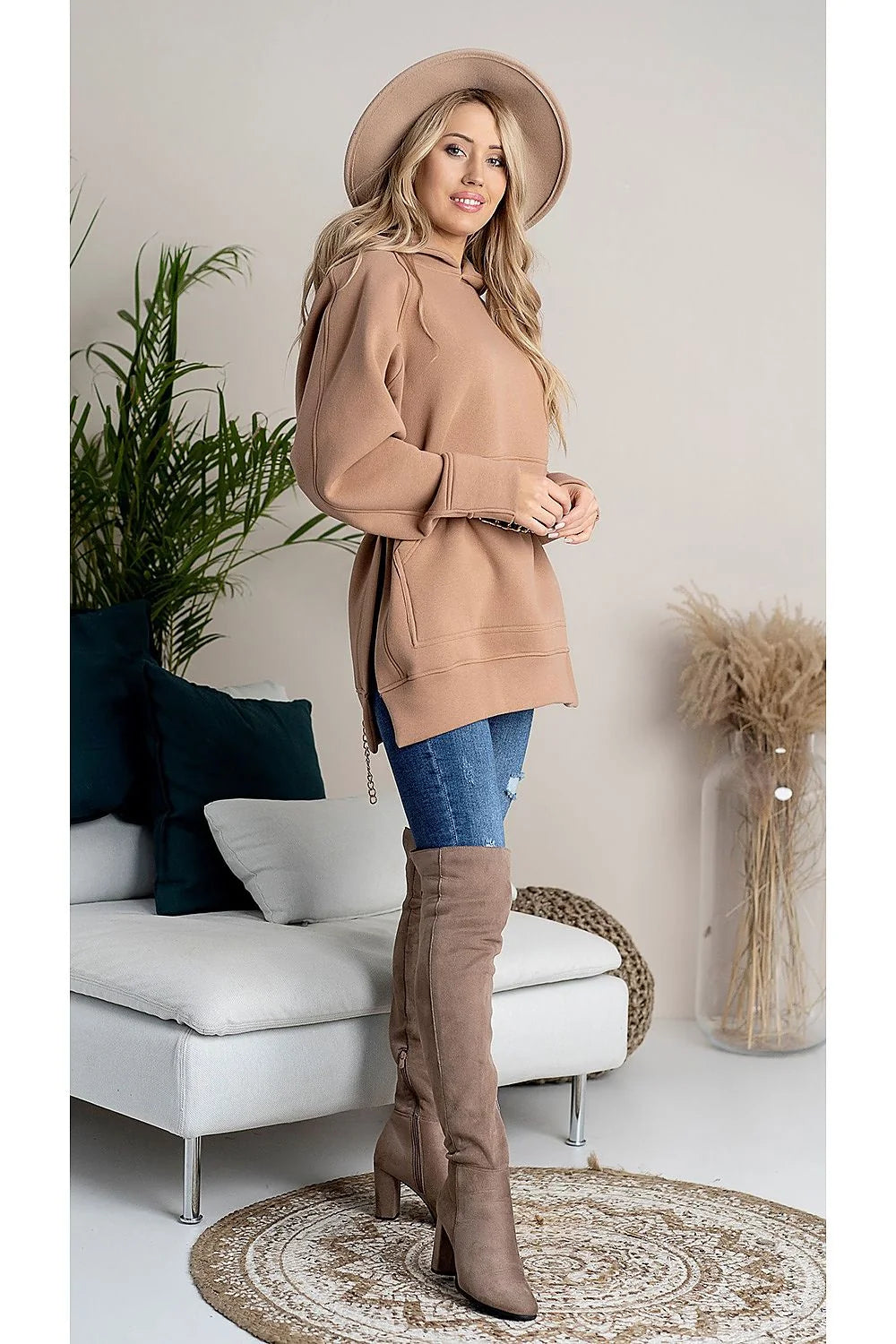 Sweatshirt oversize femme en coton beige doux avec capuche ajustable, pour style décontracté quotidien
