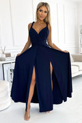 Robe longue élégante style soirée en bleu marine coupe évasée encolure V croisée bretelles larges fente audacieuse taille cintrée sandales transparents