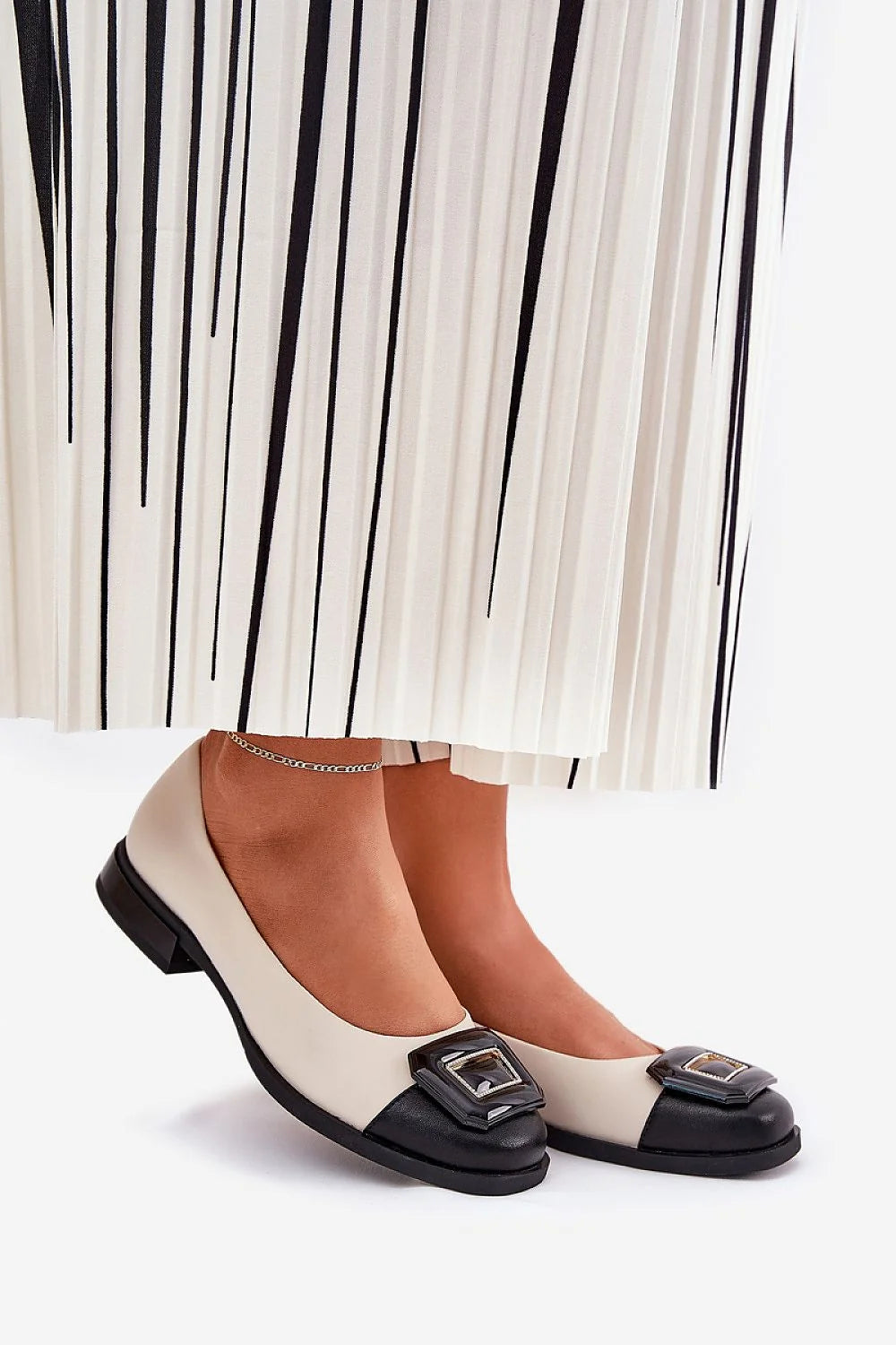 Ballerines élégantes en cuir naturel pour femmes, style classique, bout arrondi, talon plat, détails métalliques, occasion élégante et quotidienne, confort tout la journée, look sophistiqué, mode intemporelle