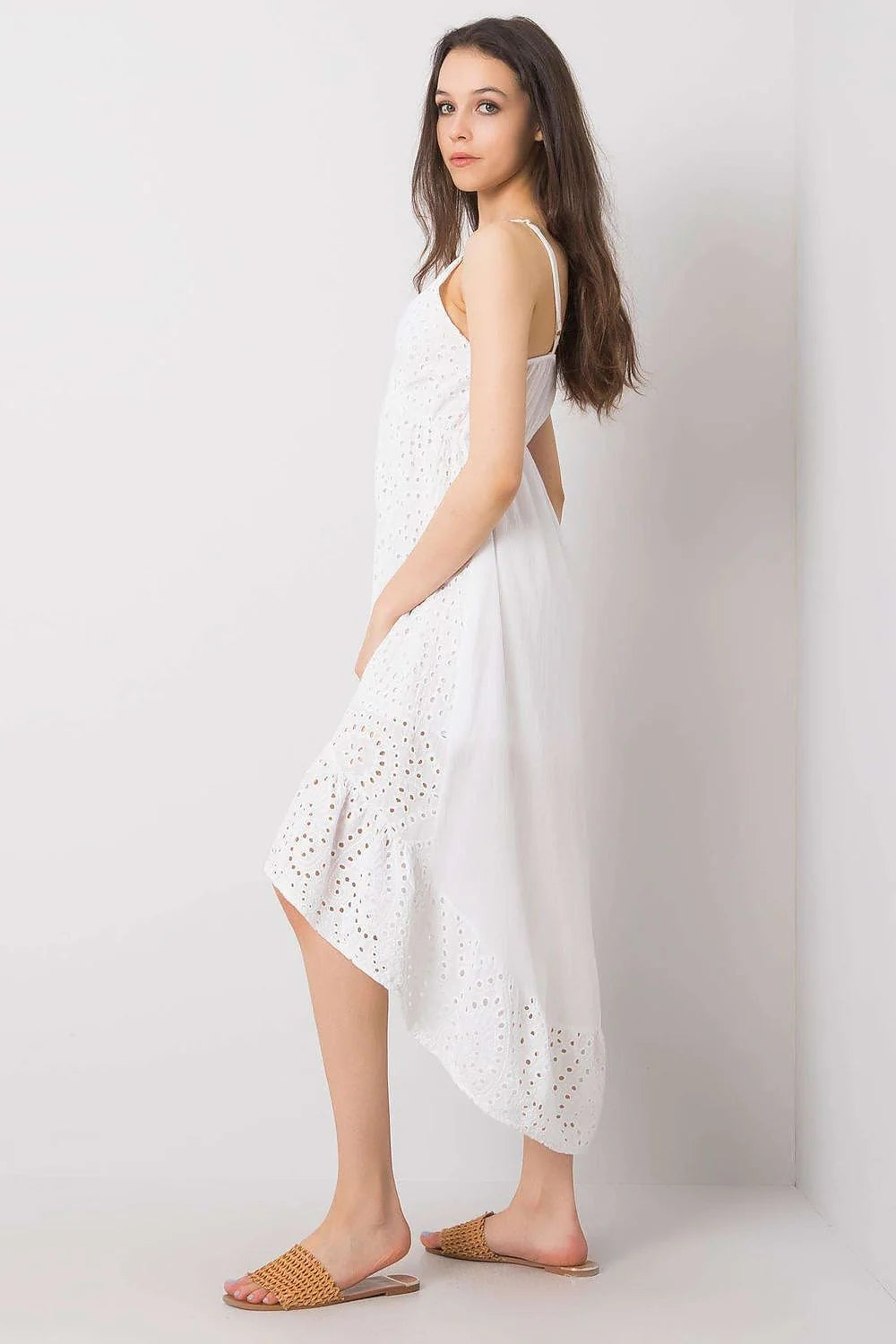 Robe d'été élégante coupe trapèze en broderie anglaise manches ajustables longueur asymétrique blanc femme