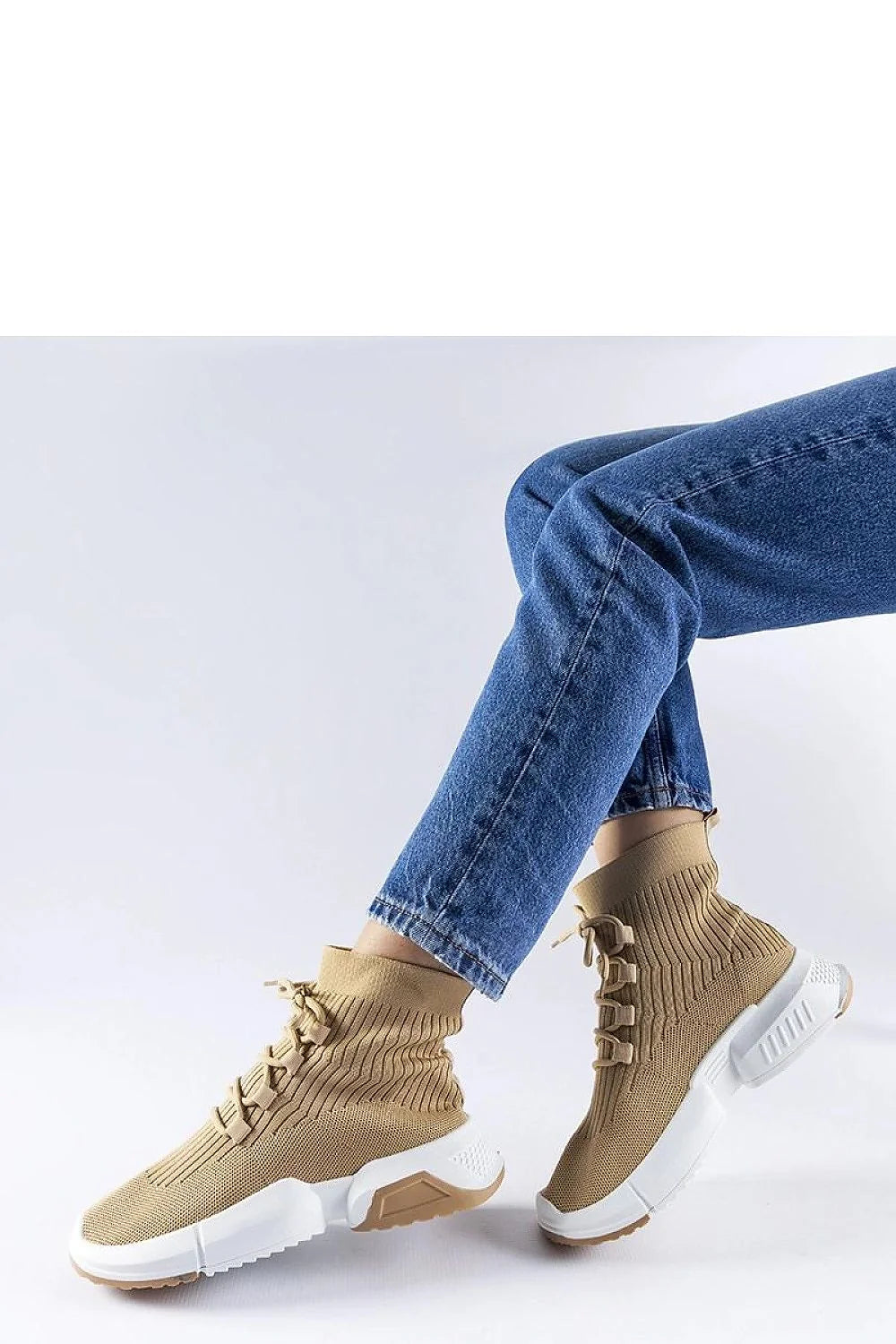 baskets femmes montantes chaussette maille stretch respirante beige camel semelle blanche épaisse caoutchouc adhérente légère confortable maintien cheville lacets décoratifs