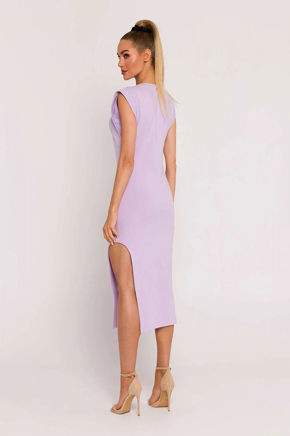 Robe ajustée moderne en lilas doux maille coton élasthanne épaules structurées encolure ronde fente haute midi femme