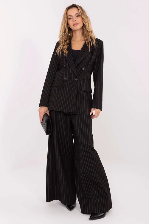 veste blazer femme élégante rayée noir fines rayures croisée double boutonnage structurée revers crantés poches rabats boutons apparents