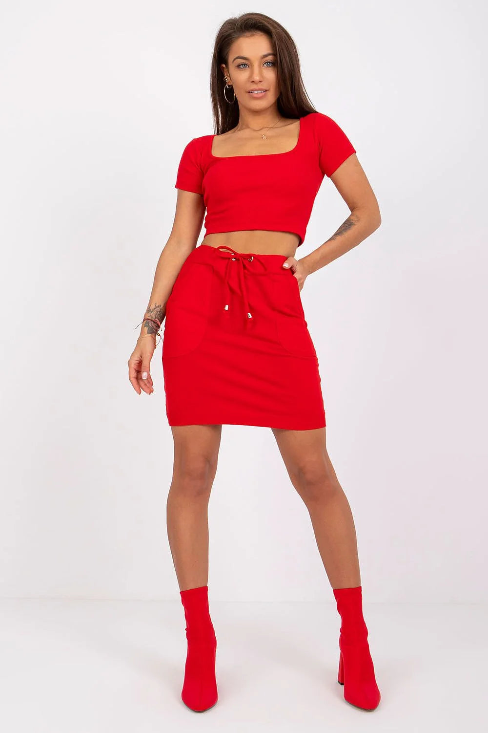 Jupe BFG courte ajustée en coton élasthanne rouge vif crop top manches longues côtelé beige occasion décontractée chic