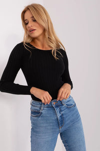 Pull à manches longues côtelé noir ensemble jean bleu denim taille haute femme mode intemporelle